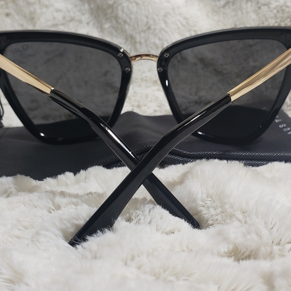 Reina Quay Australia Sunglasses - Picture 2 of 3